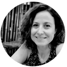 Uzm. Dr. Özlem Önen — Çocuk ve Ergen Psikiyatrisi, İzmir. Portre fotoğrafı.