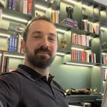 Uzm. Dr. Serhat Ergün — Psikiyatri, İstanbul. Portre fotoğrafı.