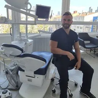 Dr. Dt. Ali Saygı — Diş Hekimi, İstanbul. Portre fotoğrafı.