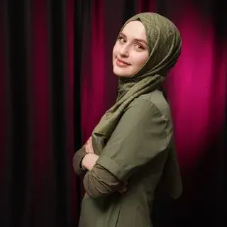 Dt. Serra Gül Taşdemir — Diş Hekimi. Portre fotoğrafı.