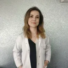 Dt. Özlem Kart — Diş Hekimi, Bursa. Portre fotoğrafı.
