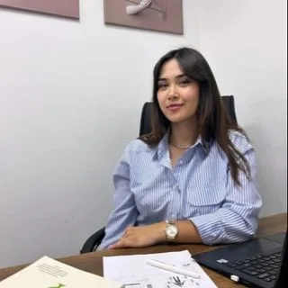 Dyt. İrem Yeşilyurt — Diyetisyen, Eskişehir. Portre fotoğrafı.