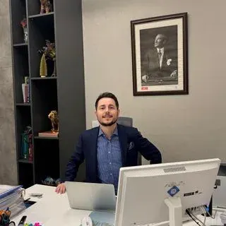 Doç. Dr. Miraç Özalp — İstanbul. Portre fotoğrafı.