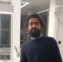 Dr. Dt. Ahmet Mert Nalbantoğlu — Periodontoloji, Antalya. Portre fotoğrafı.
