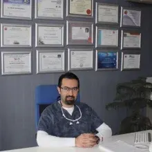 Dr. Dt. Melih Tezkirecioğlu — Çocuk Diş Hekimliği (Pedodonti), Bursa. Portre fotoğrafı.