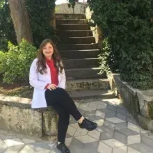 Fzt. Özge Özer — Fizyoterapi Ve Rehabilitasyon. Portre fotoğrafı.