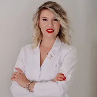 Op. Dr. Yulia Özcömert — Genel Cerrahi, Çukurova, Adana. Portre fotoğrafı.