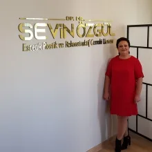 Op. Dr. Sevin Özgül — Plastik Rekonstrüktif Ve Estetik Cerrahi, İstanbul. Portre fotoğrafı.