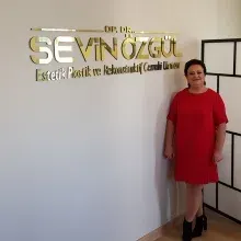 Op. Dr. Sevin Özgül — Plastik Rekonstrüktif Ve Estetik Cerrahi, İstanbul. Portre fotoğrafı.