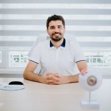 Op. Dr. Ömer Takeş — Göz Hastalıkları, İzmir. Portre fotoğrafı.
