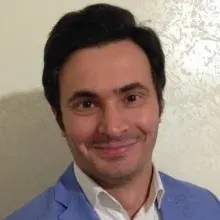 Uzm. Dr. Uğur Özdemir — Plastik Rekonstrüktif Ve Estetik Cerrahi, İstanbul. Portre fotoğrafı.