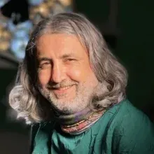 Op. Dr. Mahmut Nuri Karatoprak — Plastik Rekonstrüktif Ve Estetik Cerrahi, İstanbul. Portre fotoğrafı.