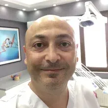 Dr. Dt. Vural Selçuk Çınar — Antalya. Portre fotoğrafı.