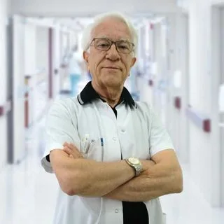 Uzm. Dr. Ahmet Yalın — Göğüs Hastalıkları, Osmangazi, Bursa. Portre fotoğrafı.