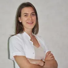 Fzt. Hilal Beşiktepe Veyselaki — Fizyoterapi Ve Rehabilitasyon. Portre fotoğrafı.