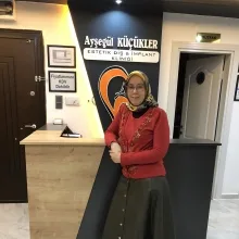 Dr. Ayşegül Küçükler — Diş Hekimi, Konya. Portre fotoğrafı.