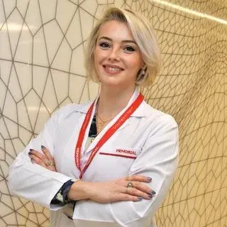 Op. Dr. Ayşe Korur — Kadın Hastalıkları Ve Doğum, İstanbul. Portre fotoğrafı.