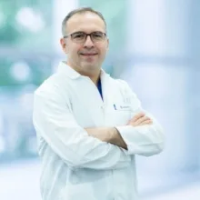 Doç. Dr. Emre İnözü — Plastik Rekonstrüktif Ve Estetik Cerrahi, Ankara. Portre fotoğrafı.