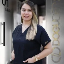 Dt. Ece Parlak — Diş Hekimi, Ümraniye, İstanbul. Portre fotoğrafı.
