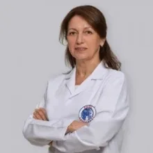 Uzm. Dr. Refiye Koşanoğlu — Enfeksiyon Hastalıkları, Çiğli, İzmir. Portre fotoğrafı.