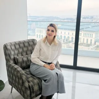Dyt. Merve Denizli Aras — Diyetisyen. Portre fotoğrafı.