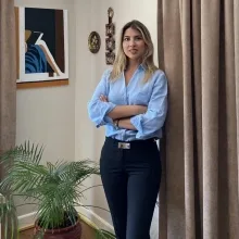 Psk. Dila Suvarioğlu — Psikoloji, İzmir. Portre fotoğrafı.