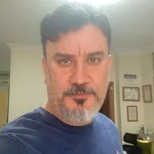 Doç. Dr. Veysel Antar — Beyin Ve Sinir Cerrahisi, İstanbul. Portre fotoğrafı.