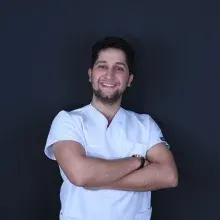 Dt. Mehmet Akif Koç — Diş Hekimi. Portre fotoğrafı.