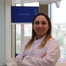 Dt. Pelin Dülgeroğlu Karamık — Diş Hekimi, Şişli, İstanbul. Portre fotoğrafı.