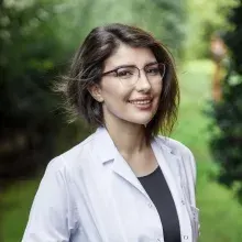 Dt. Nazan Nur Arık — Diş Hekimi, İstanbul. Portre fotoğrafı.