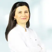 Op. Dr. Oya Dönmez — Göz Hastalıkları, Bayraklı, İzmir. Portre fotoğrafı.