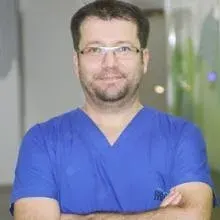 Doç. Dr. Mevlüt Çelikoğlu — Ortodonti, Antalya. Portre fotoğrafı.