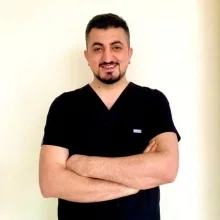 Dt. Gökhan Güzey — Diş Hekimi, Bursa. Portre fotoğrafı.