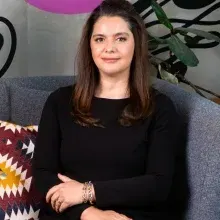 Doç. Dr. Tuğba Özkök Akbulut — Dermatoloji, İstanbul. Portre fotoğrafı.