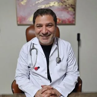 Dr. İzzet Gök — Sertifikalı Medikal Estetik, Beylikdüzü, İstanbul. Portre fotoğrafı.