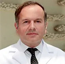 Prof. Dr. Onat Üzümcügil — Ortopedi Ve Travmatoloji, İstanbul. Portre fotoğrafı.