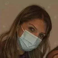 Dr. Dt. Gizem Dimililer — Ağız diş ve çene cerrahisi. Portre fotoğrafı.