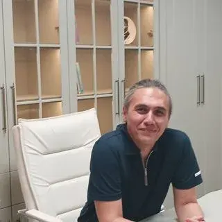 Uzm. Dr. Bülent Karaahmetoğlu — Psikiyatri, Adana. Portre fotoğrafı.