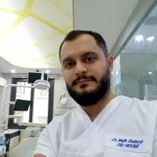 Dt. Melih Özdemir — Diş Hekimi, Mersin. Portre fotoğrafı.