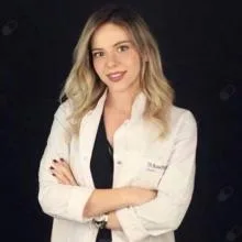 Dt. Buse Irkörücü — Diş Hekimi, Bursa. Portre fotoğrafı.