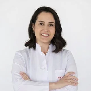 Dr. Dt. Esra Ekizer — Ortodonti, Kayseri. Portre fotoğrafı.